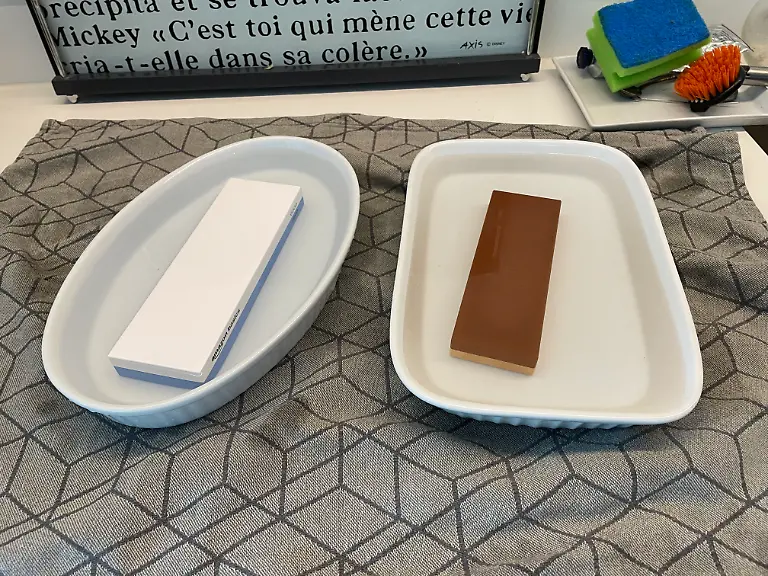 Messerschärfer Test Schleinfsteine im Wasser.jpg